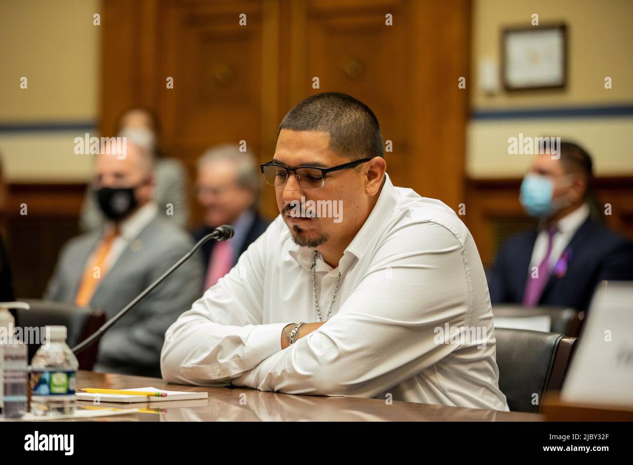 Washington, Vereinigte Staaten. 08.. Juni 2022. Miguel Cerrillo, Vater von Miah Cerrillo, Student der vierten Klasse an der Robb Elementary School in Uvalde, Texas, wartet darauf, am 8. Juni 2022 in Washington, DC, dem Ausschuss für die Aufsicht und Reform des Repräsentantenhauses Zeugnis abzulegen. Quelle: Jason Andrew/Pool via CNP/dpa/Alamy Live News Stockfoto