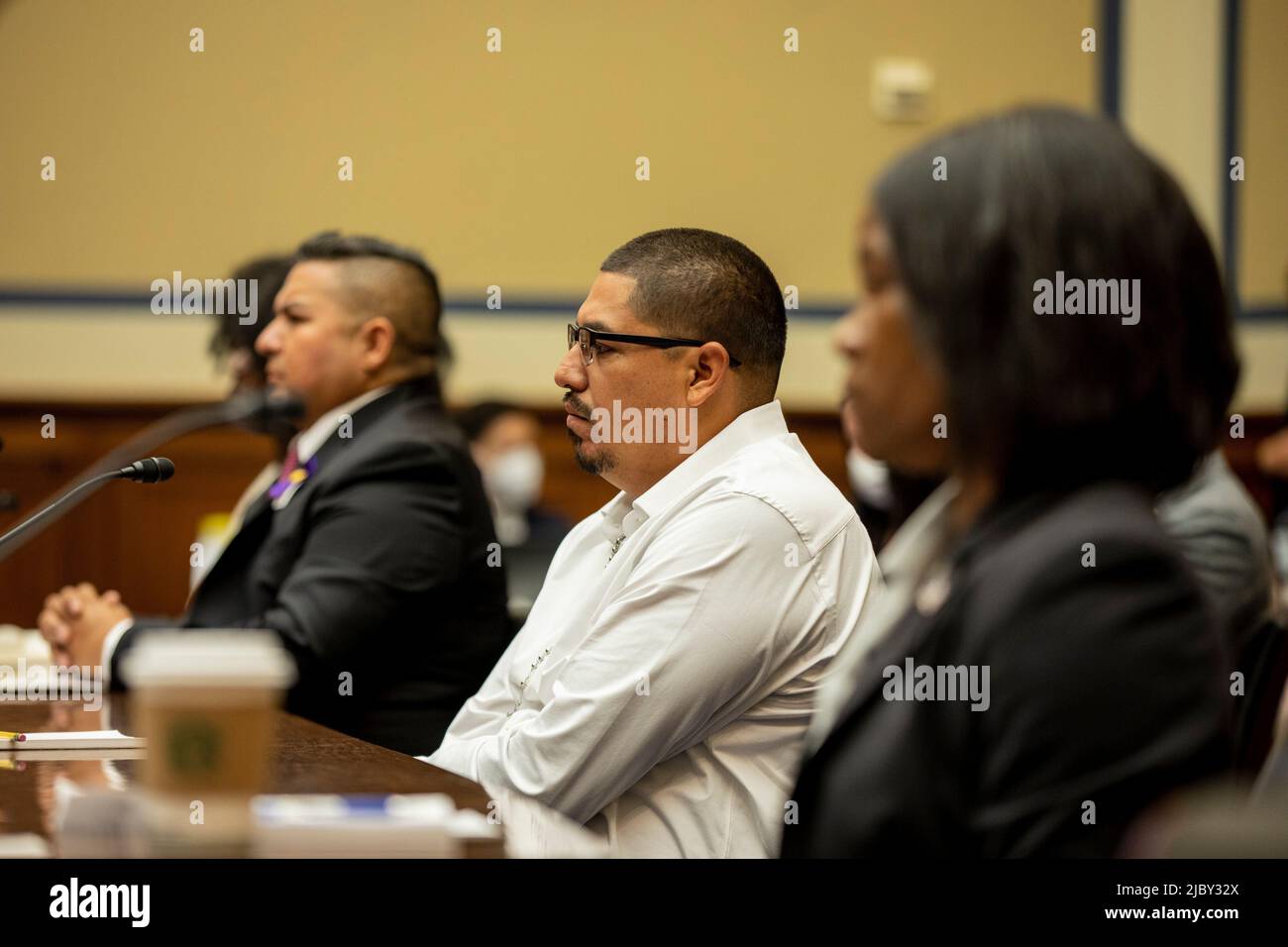 Washington, Vereinigte Staaten. 08.. Juni 2022. Miguel Cerrillo, Vater von Miah Cerrillo, Student der vierten Klasse an der Robb Elementary School in Uvalde, Texas, wartet darauf, am 8. Juni 2022 in Washington, DC, dem Ausschuss für die Aufsicht und Reform des Repräsentantenhauses Zeugnis abzulegen. Quelle: Jason Andrew/Pool via CNP/dpa/Alamy Live News Stockfoto