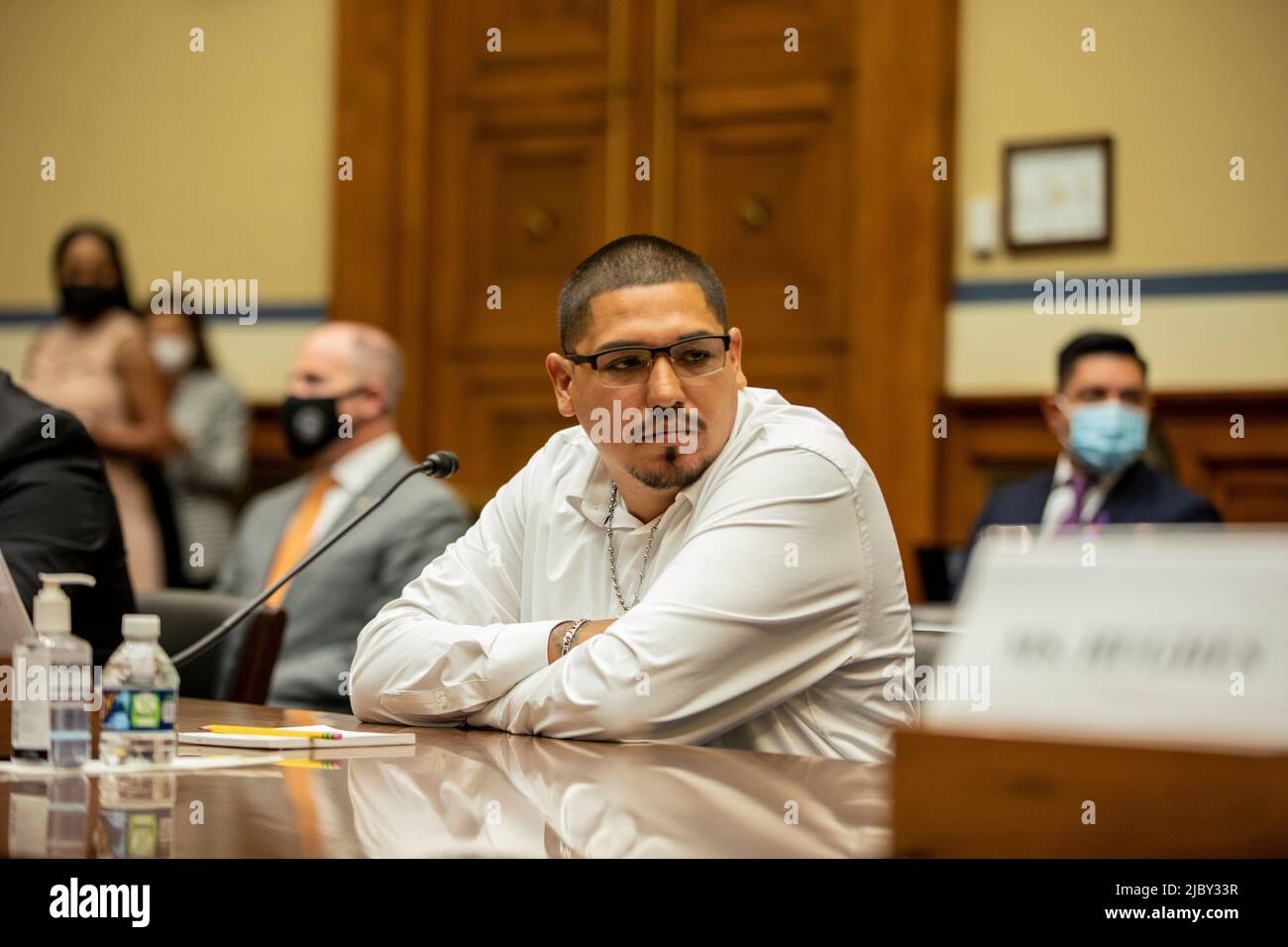 Washington, Vereinigte Staaten. 08.. Juni 2022. Miguel Cerrillo, Vater von Miah Cerrillo, Student der vierten Klasse an der Robb Elementary School in Uvalde, Texas, wartet darauf, am 8. Juni 2022 in Washington, DC, dem Ausschuss für die Aufsicht und Reform des Repräsentantenhauses Zeugnis abzulegen. Quelle: Jason Andrew/Pool via CNP/dpa/Alamy Live News Stockfoto