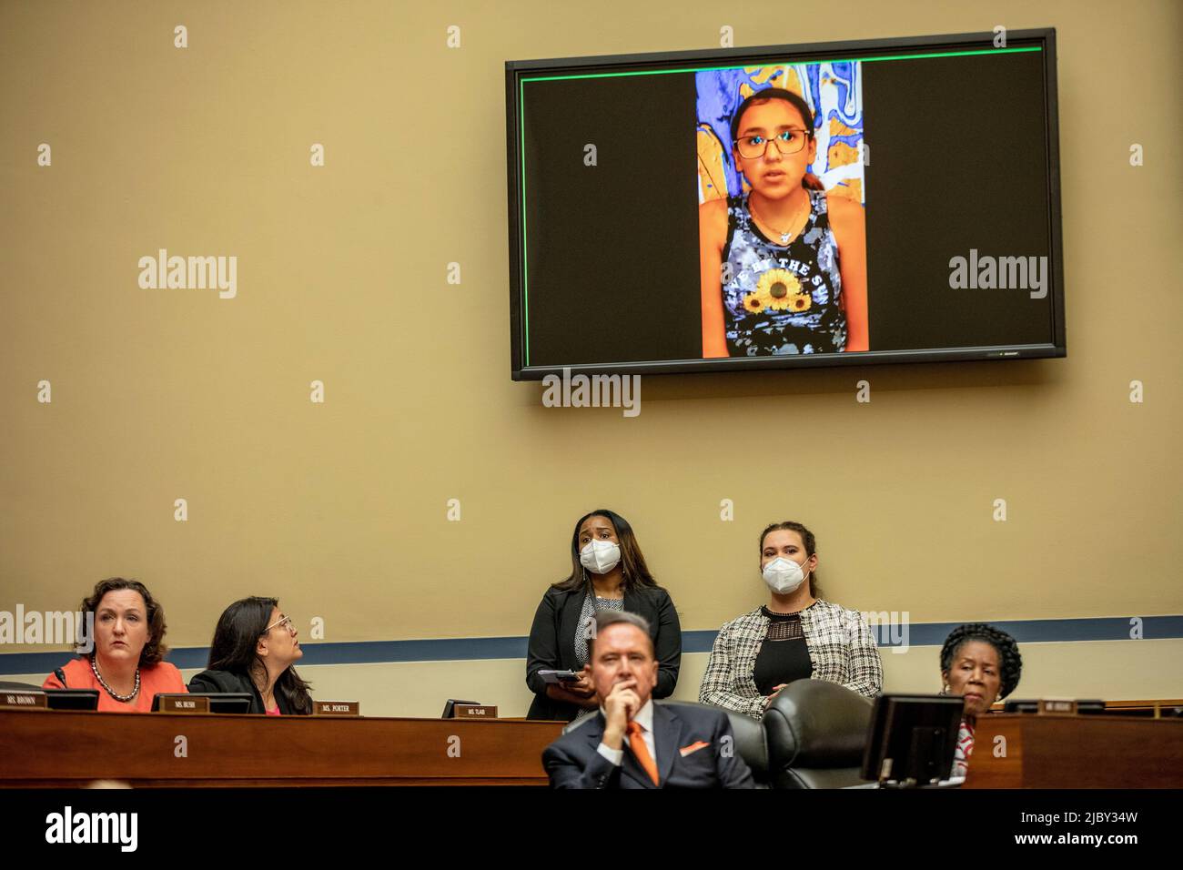 Washington, Vereinigte Staaten. 08.. Juni 2022. Miah Cerrillo, Überlebende und Studentin der vierten Klasse an der Robb Elementary School in Uvalde, Texas, bezeugt am 8. Juni 2022 in Washington, DC, das US-Repräsentantenhaus-Ausschuss für Aufsicht und Reform. Quelle: Jason Andrew/Pool via CNP/dpa/Alamy Live News Stockfoto