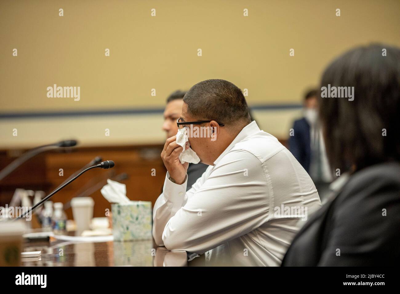 Washington, Vereinigte Staaten. 08.. Juni 2022. Miguel Cerrillo, Vater von Miah Cerrillo, Student der vierten Klasse an der Robb Elementary School in Uvalde, Texas, bezeugt am 8. Juni 2022 in Washington, DC, das Komitee für die Aufsicht und Reform des Repräsentantenhauses. Quelle: Jason Andrew/Pool via CNP/dpa/Alamy Live News Stockfoto