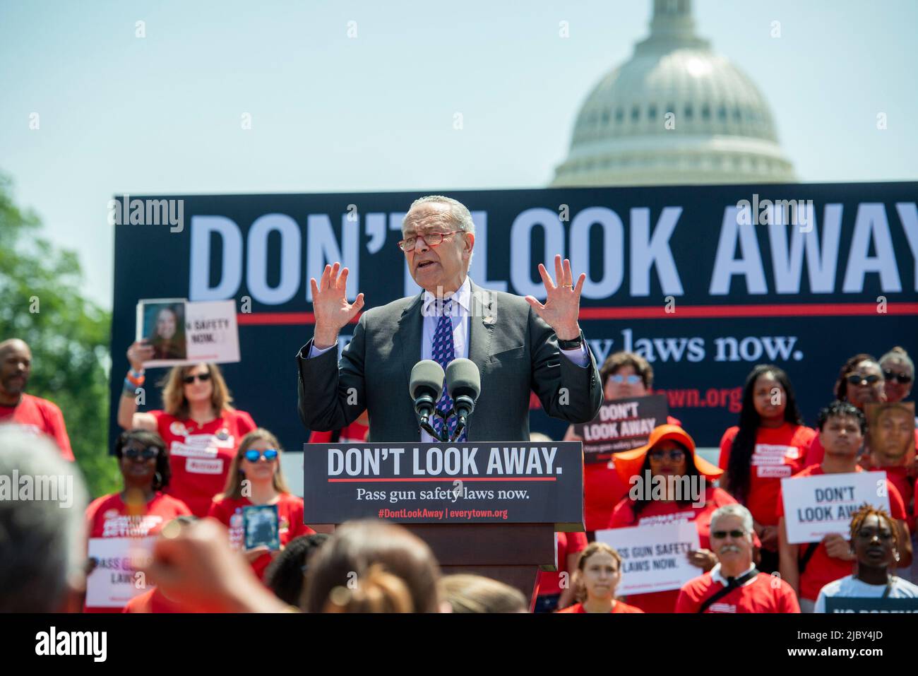 Der Mehrheitsführer des US-Senats, Chuck Schumer (Demokrat von New York), hält am Mittwoch, den 8. Juni 2022, bei einem Protest von Everytown für Waffensicherheit und seine Basisnetzwerke, Moms Demand Action und Students Demand Action, in der Nähe des US-Kapitols in Washington eine Rede. Kredit: Rod Lampey/CNP Stockfoto