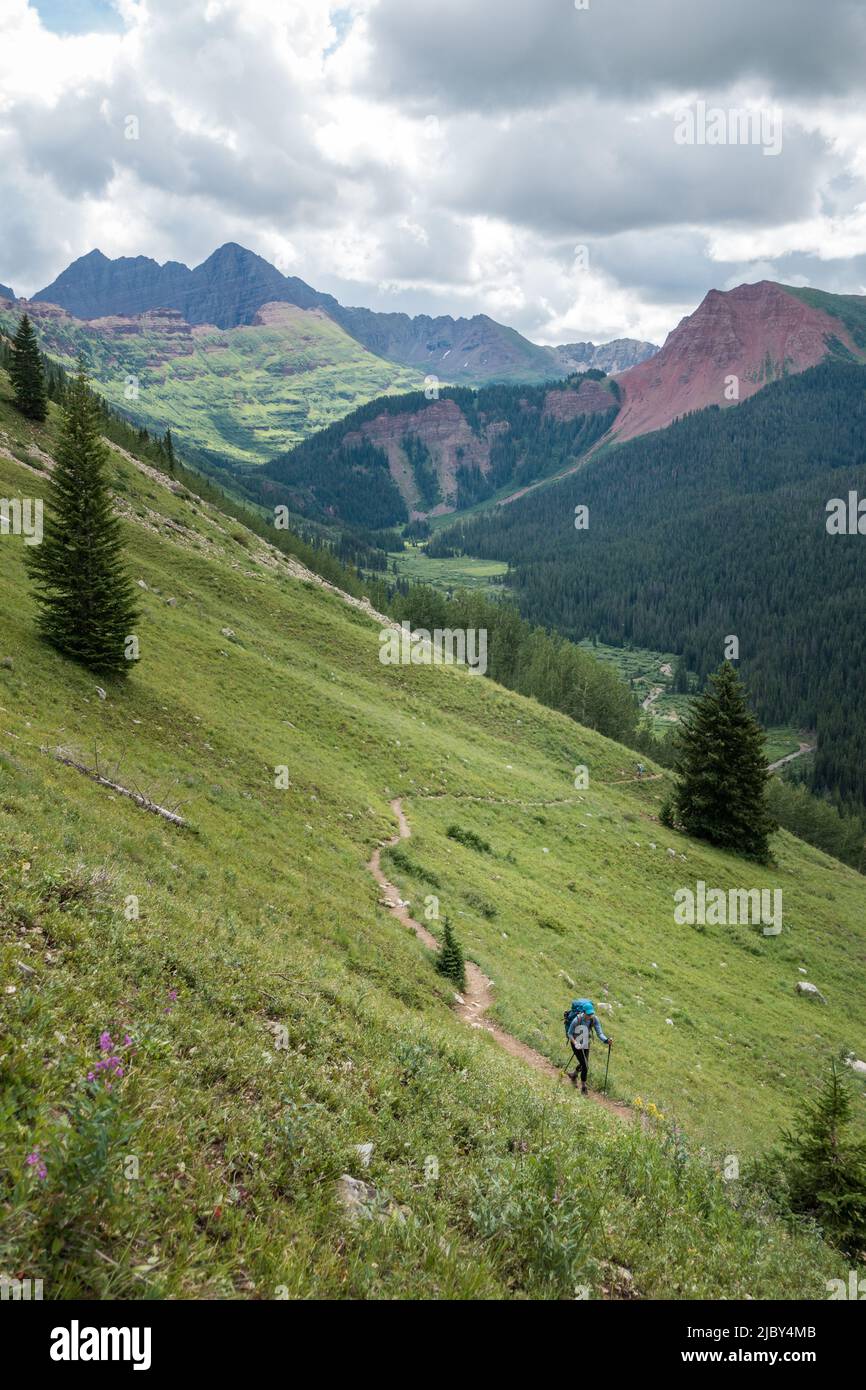 Frau, die allein in der Landschaft in Aspen Colorado wandert Stockfoto