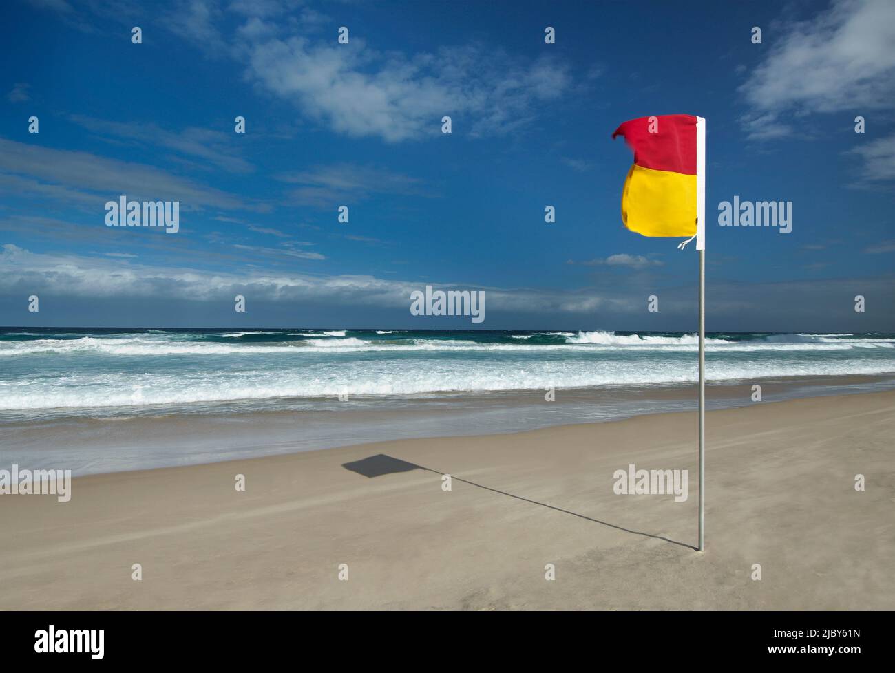 Rote und gelbe Brandung Rettungsflagge am Strand in Australien Stockfoto