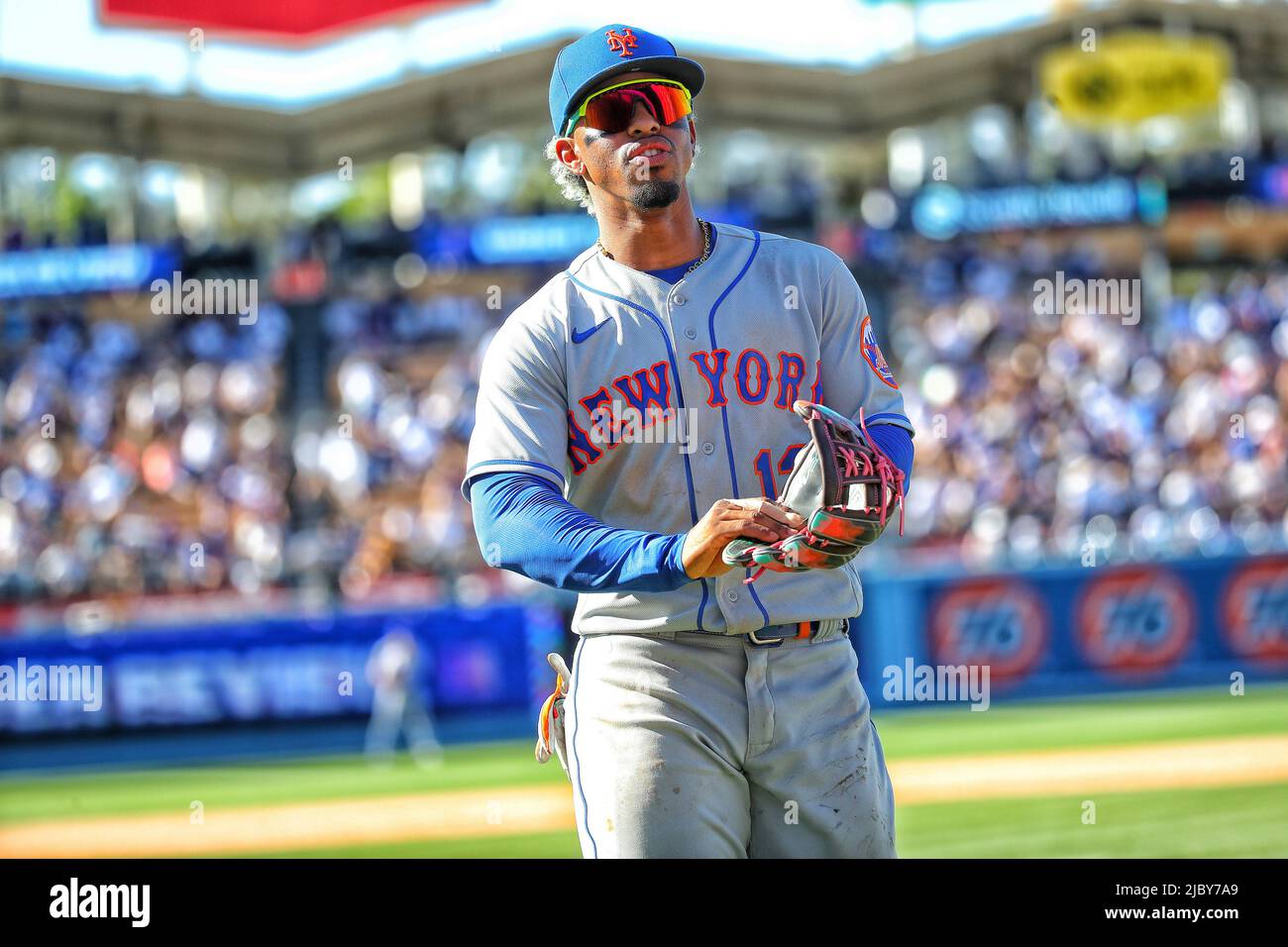 New York Mets unterbieten Francisco Lindor (12) während eines MLB-Baseballspiels gegen die Los Angeles Dodgers am Sonntag, den 5. Juni 2022 in Los Angeles. Das Ich Stockfoto