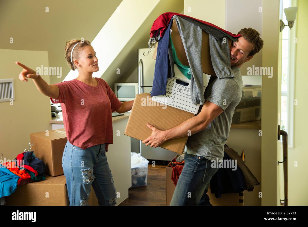 Junges Paar mit Kisten zieht in ein neues Zuhause Stockfoto