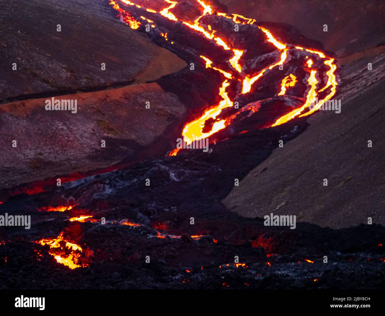 Glühende Lavakaskaden aus dem Vulkanausbruch Fagradalsfjall bei Geldingadalir, Island Stockfoto