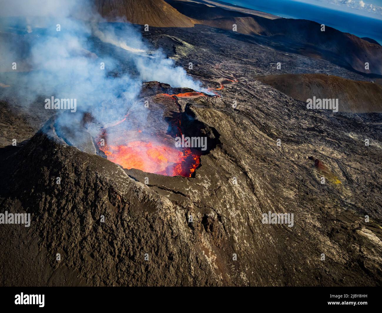 Luftaufnahme des Krater Fagradalsfjall, Vulkanausbruch bei Geldingadalir, Island Stockfoto