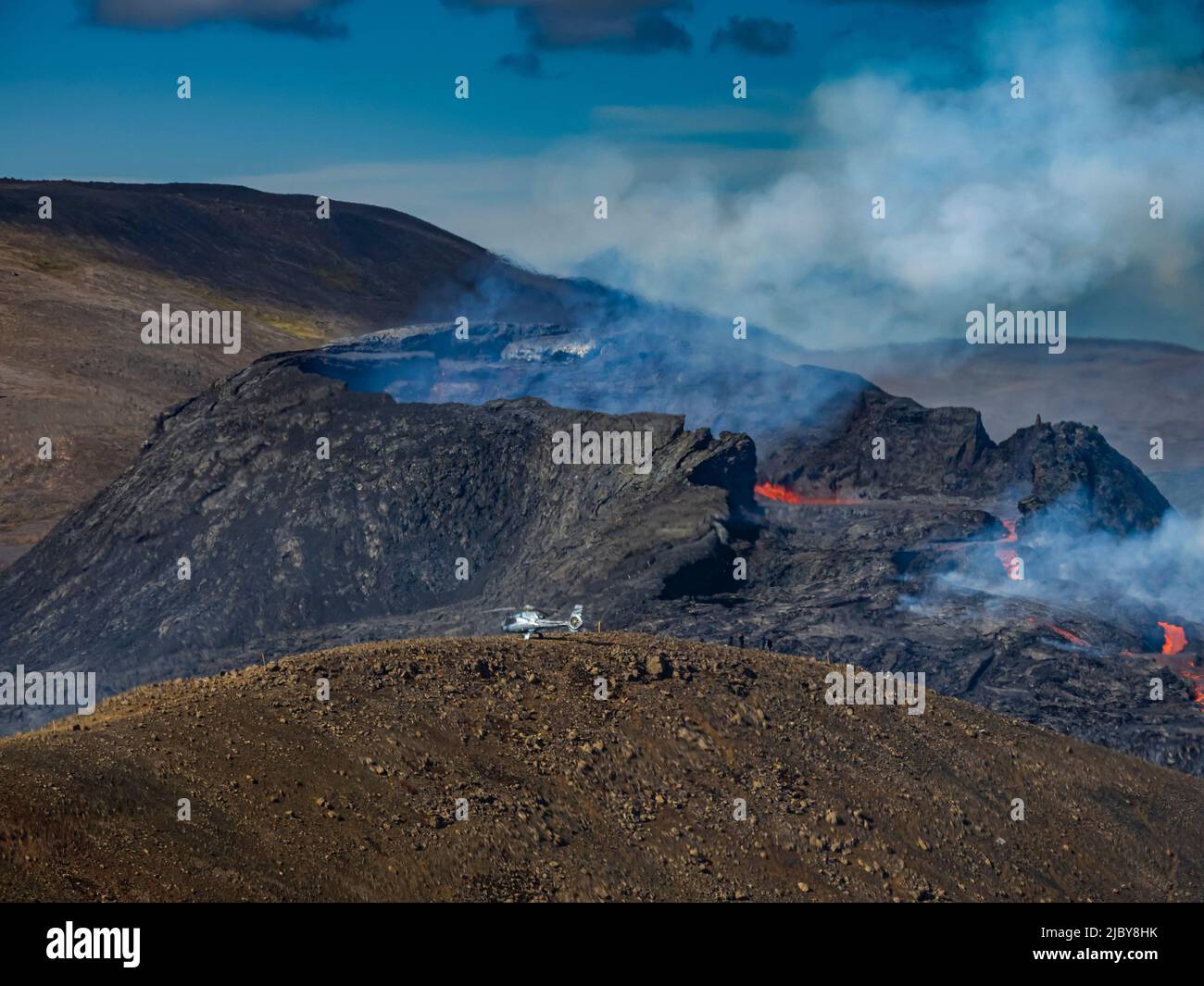 Luftfoto, Hubschrauber landen auf dem Observation Hill in der Nähe des Krater Fagradalsfjall, Vulkanausbruch bei Geldingadalir, Island Stockfoto