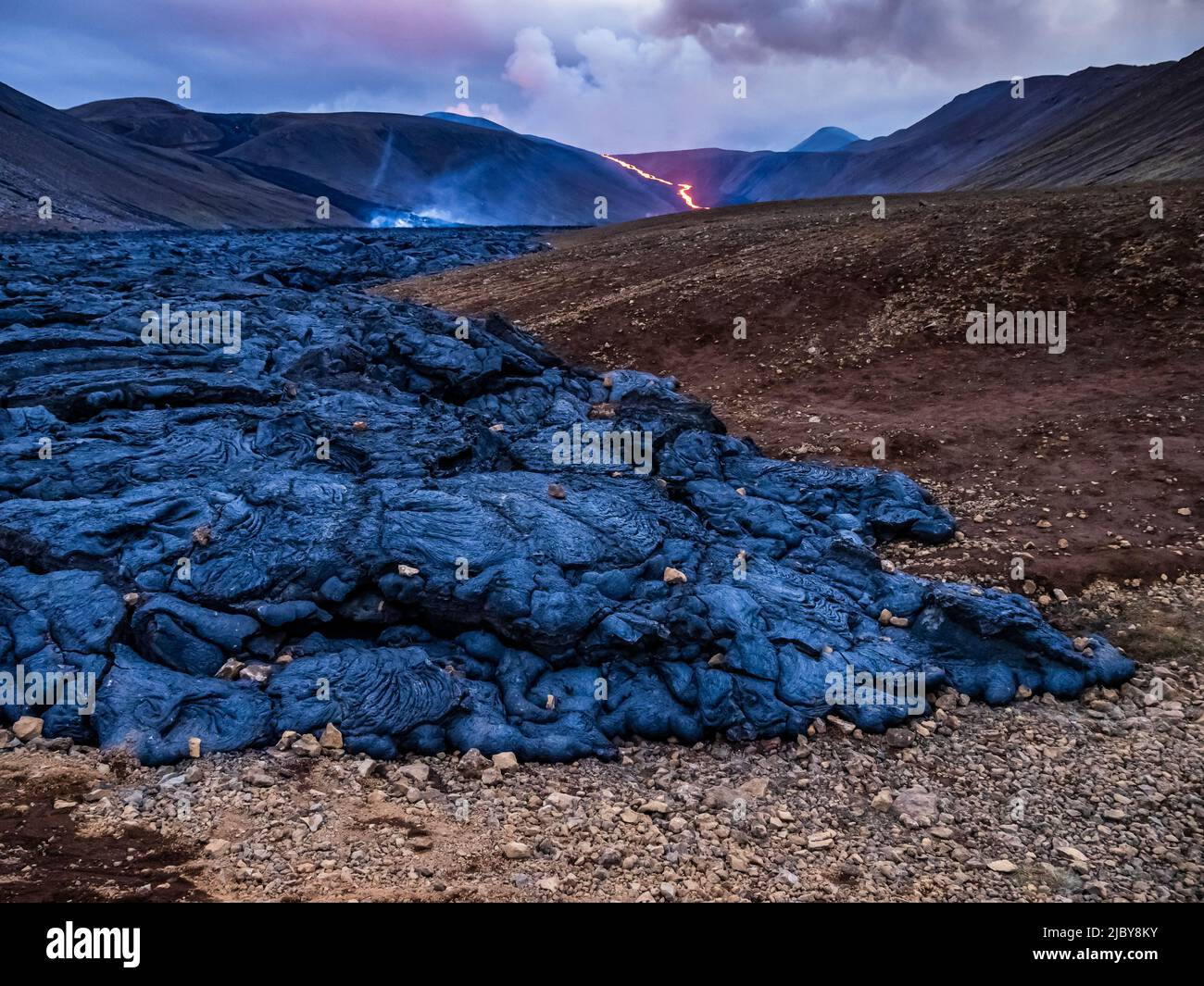 Lava breitet sich in der Landschaft rund um den Vulkan Fagradalsfjall aus, Vulkanausbruch im Geldingadalir, Island Stockfoto