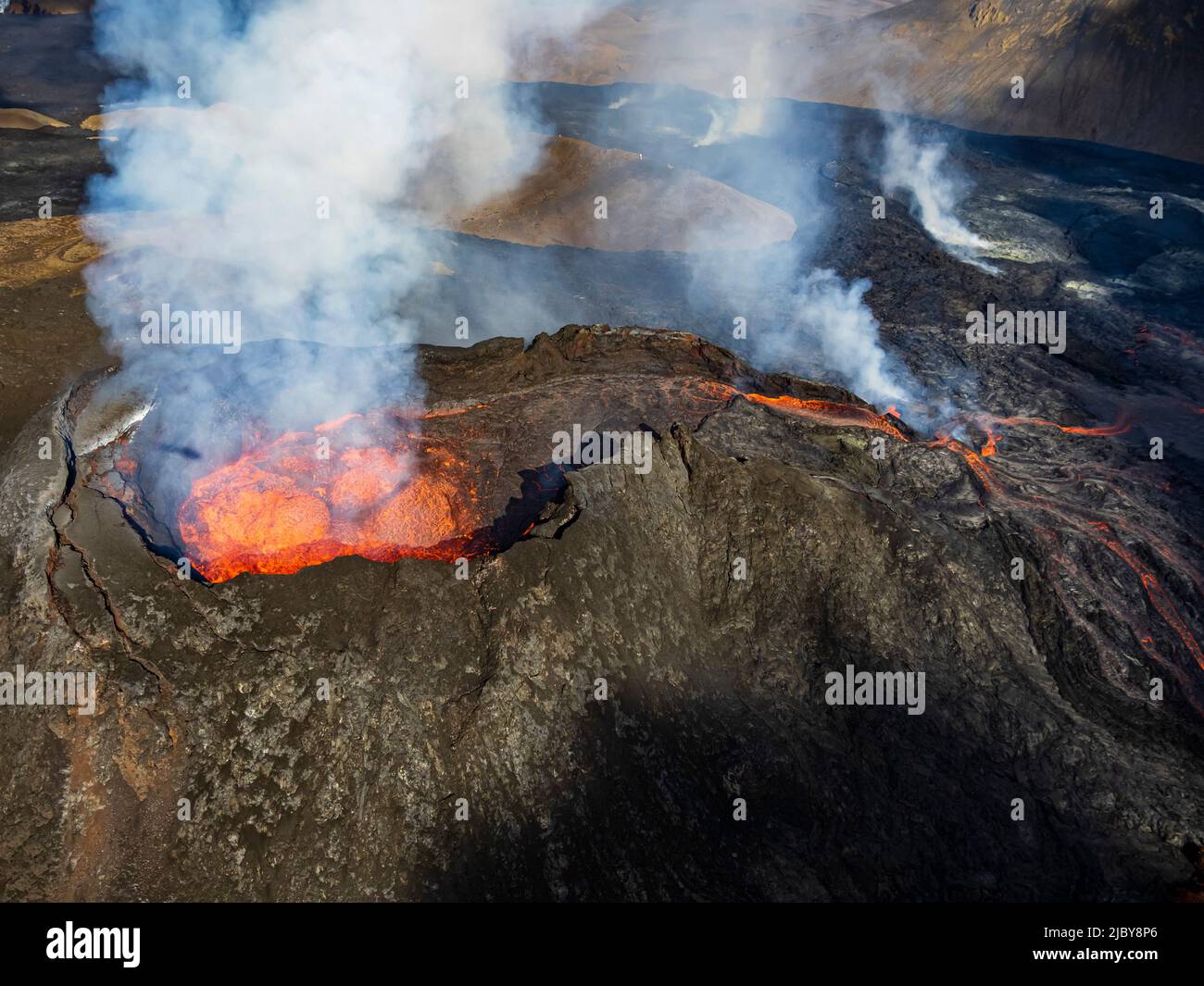 Luftaufnahme des Krater Fagradalsfjall, Vulkanausbruch bei Geldingadalir, Island Stockfoto