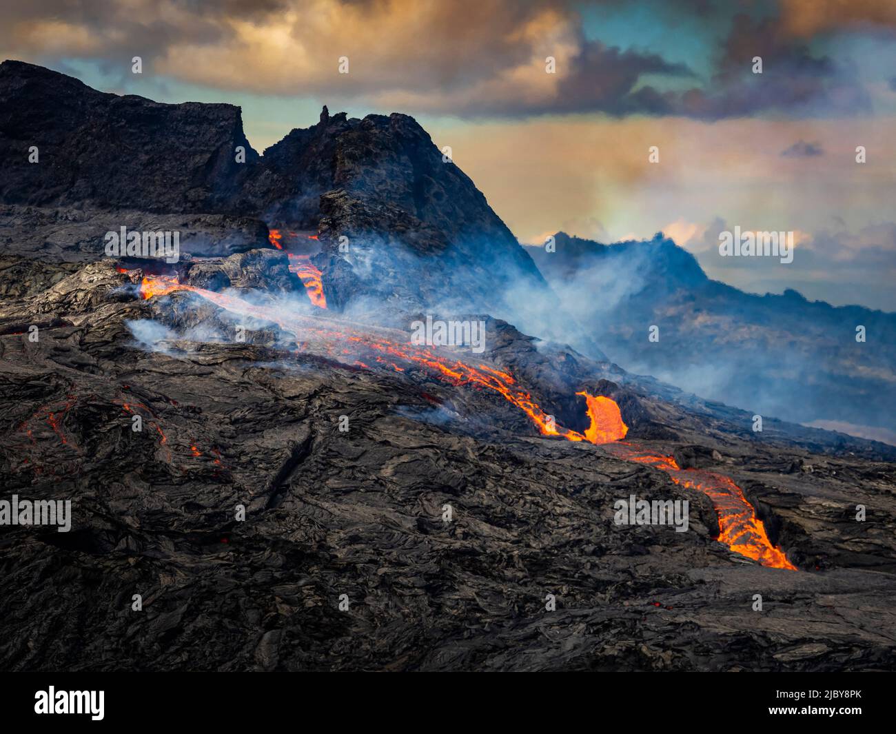 Luftbild, Lavaflüsse aus dem Fagradalsfjall-Krater, Vulkanausbruch im Geldingadalir, Island Stockfoto