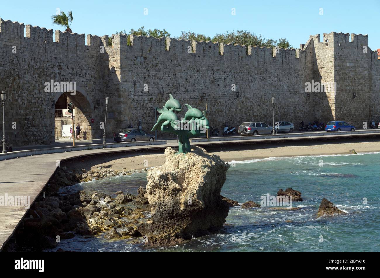 Bronze-Delfin-Statue, in der Nähe des Hafens von Kolona, Rhodos-Stadt, Rhodos-Insel, Griechenland, Dodekanesisch. September 2022 Stockfoto