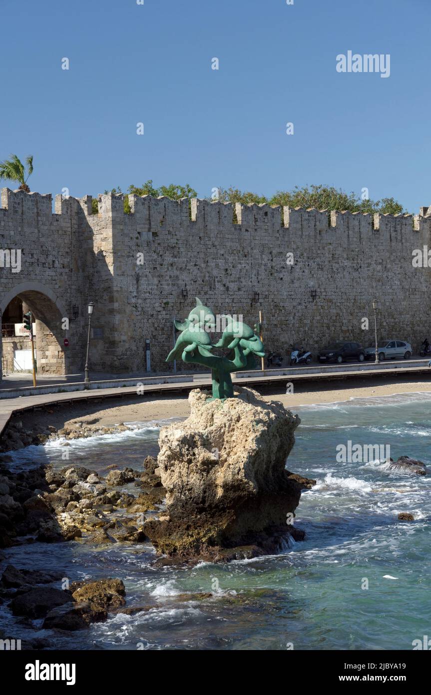 Bronze-Delfin-Statue, in der Nähe des Hafens von Kolona, Rhodos-Stadt, Rhodos-Insel, Griechenland, Dodekanesisch. September 2022 Stockfoto