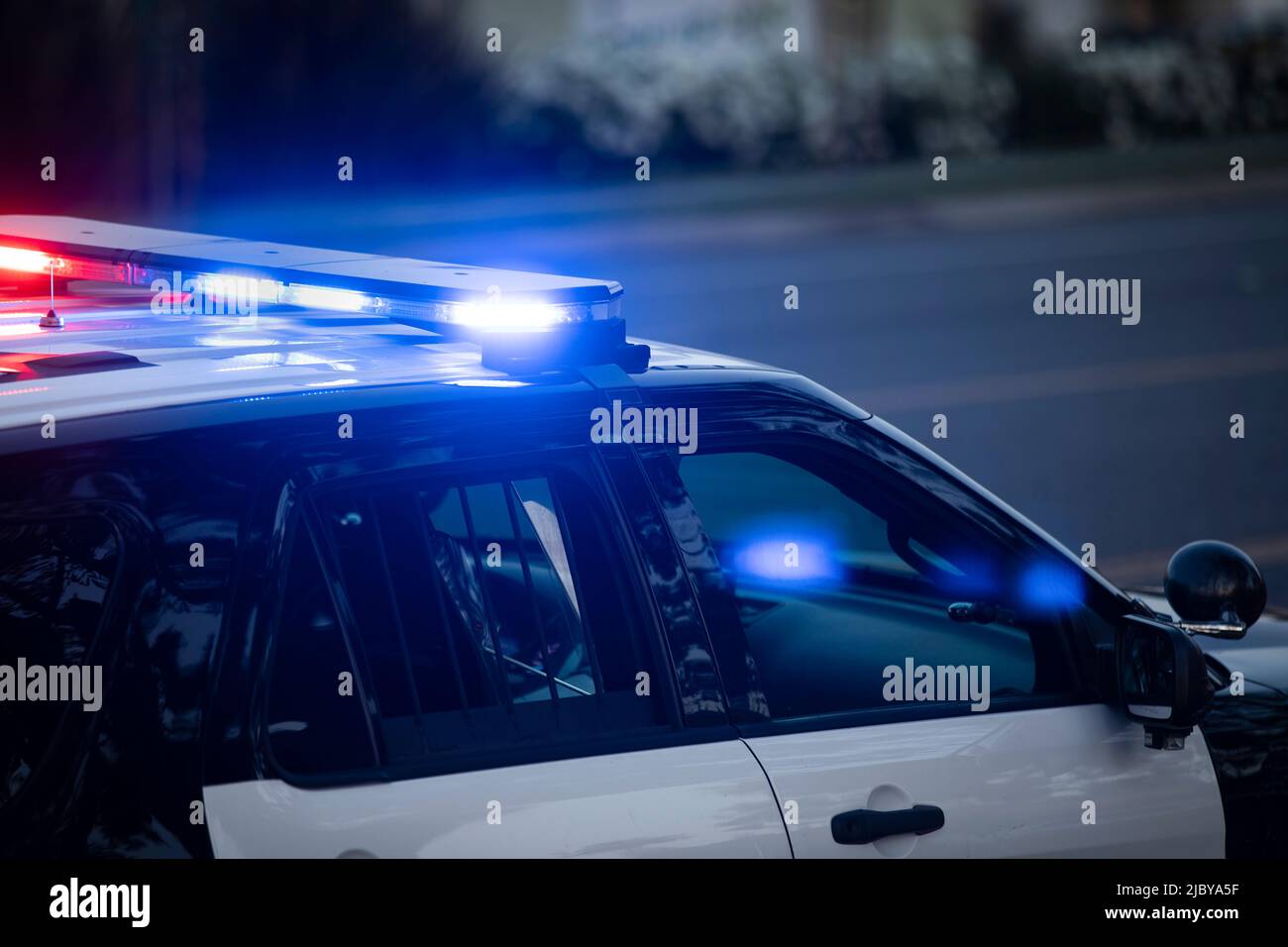 Eine Polizeieinheit reagiert auf den Ort eines Notfalls. Stockfoto