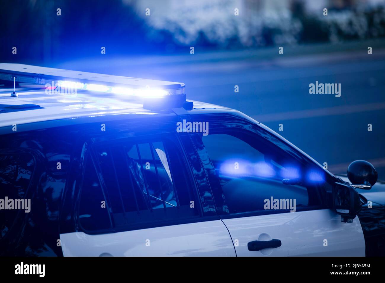 Eine Polizeieinheit reagiert auf den Ort eines Notfalls. Stockfoto