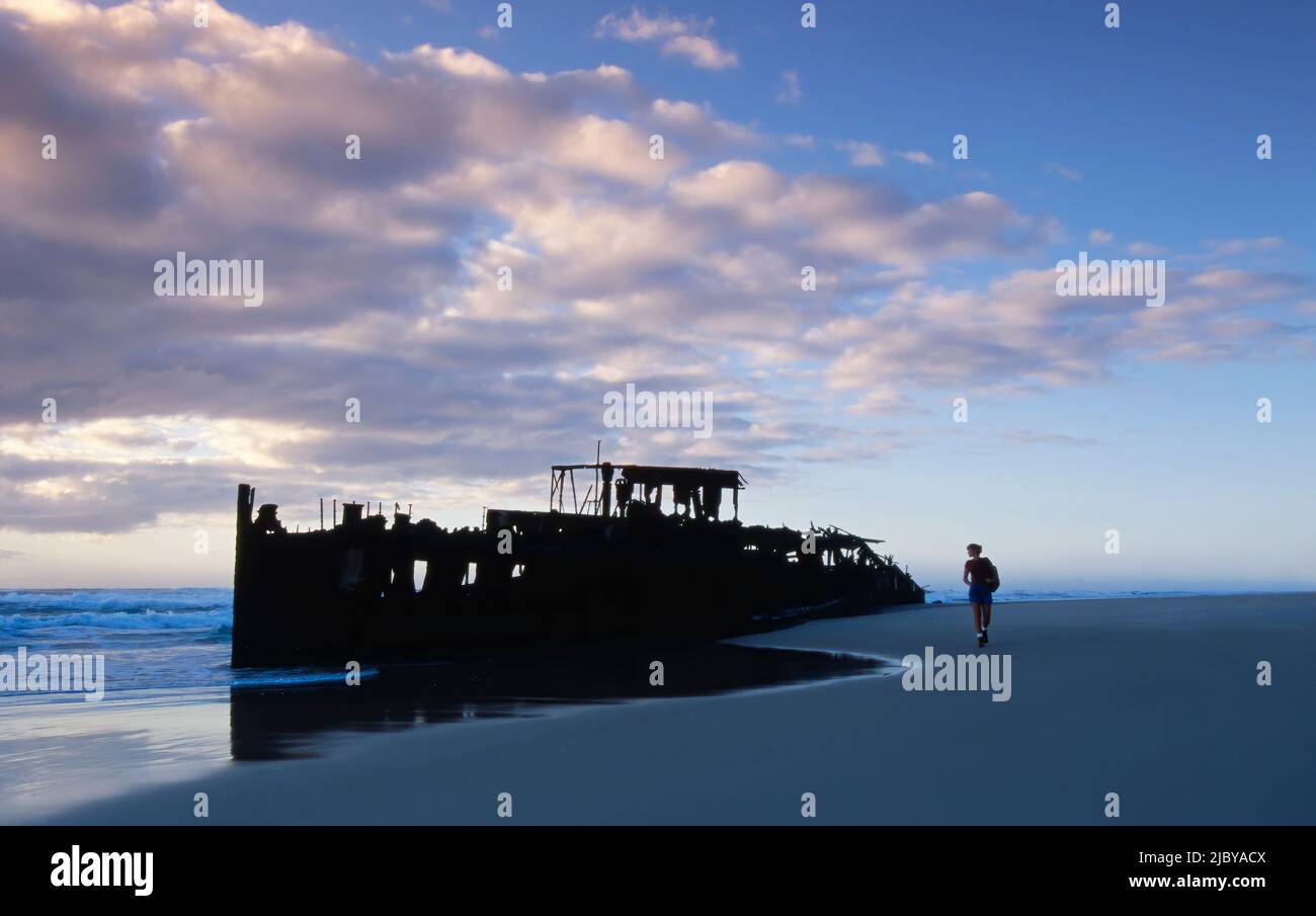 Das Wrack der SS Maheno wusch sich am Strand von Fraser Island Stockfoto