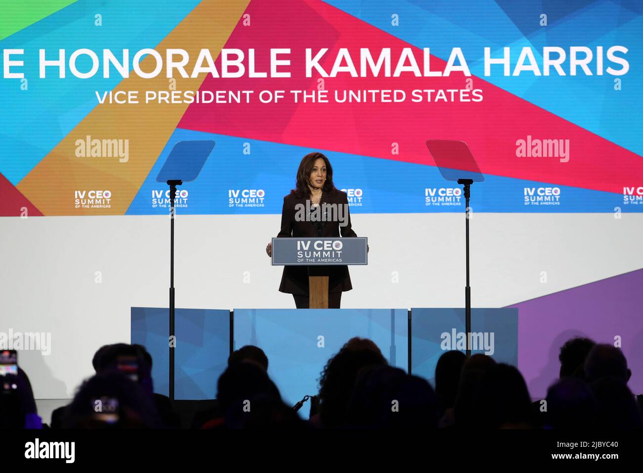 Die Vizepräsidentin der Vereinigten Staaten, Kamala Harris, spricht auf dem IV CEO Summit of the Americas in Los Angeles, Kalifornien, USA, am 08. Juni 2022. Quelle: David Swanson/Pool via CNP von Guiance: Die Vizepräsidentin gibt auf dem CEO Summit eine Stellungnahme ab, um die Fortschritte zu erörtern, die bei der Bekämpfung der Ursachen der Migration erzielt wurden, wobei der Schwerpunkt auf dem Call to Action for Northern Central America liegt, der innovativen öffentlich-privaten Partnerschaft, die sie im Mai 2021 ins Leben gerufen hat. Sie wird darüber diskutieren, wie der öffentliche und der private Sektor weiter zusammenarbeiten können, um eine erfolgreiche und integrative Zukunft für die Menschen im Westen zu schaffen Stockfoto