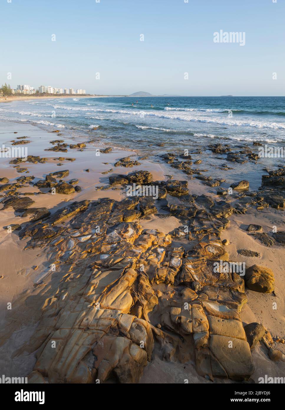 Blick entlang des Strandes bei der Alexandra Parade an der Sunshine Coast Stockfoto