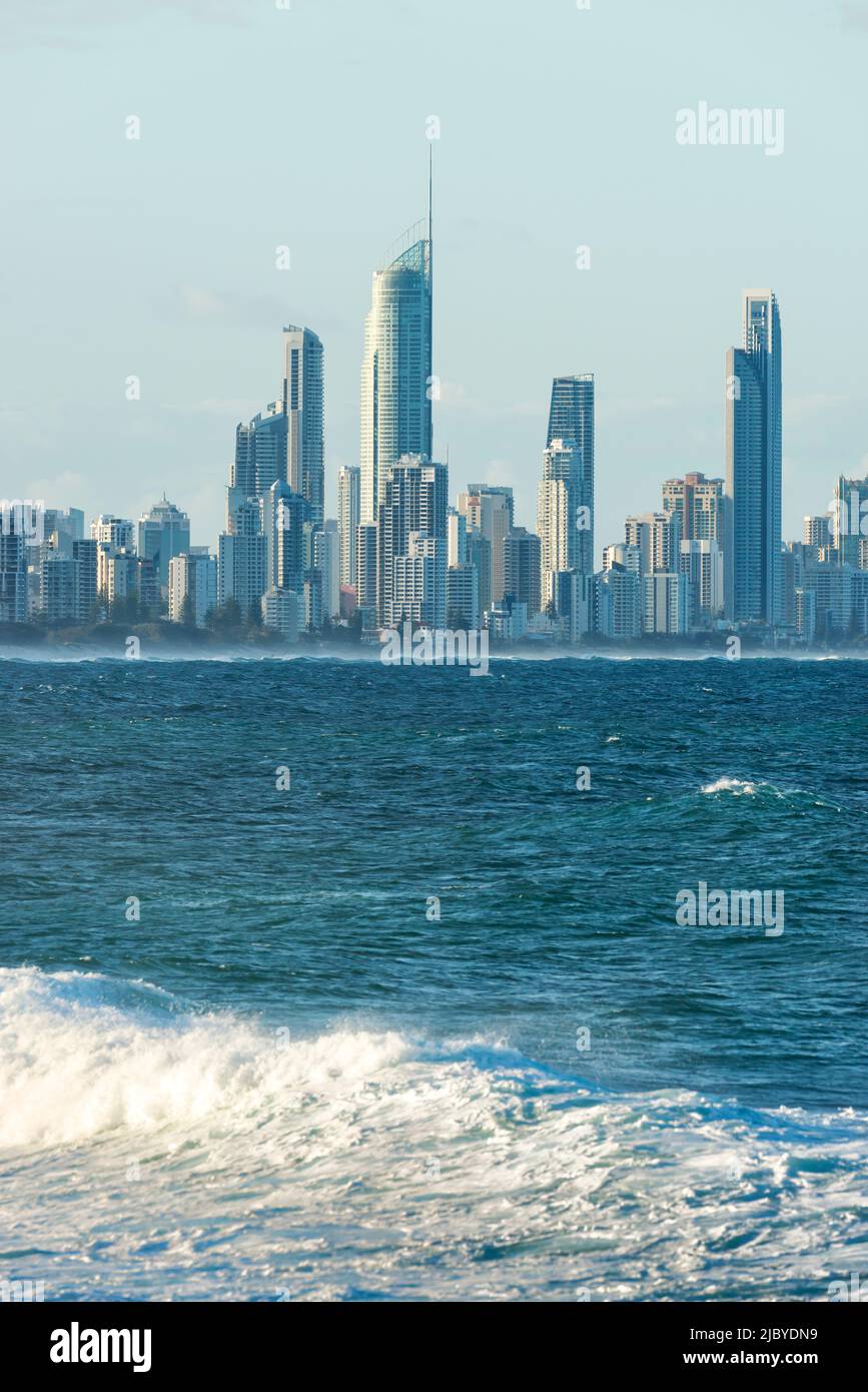 Blick über die Wellen am Kirra Beach zur Skyline von Surfers Paradise Stockfoto