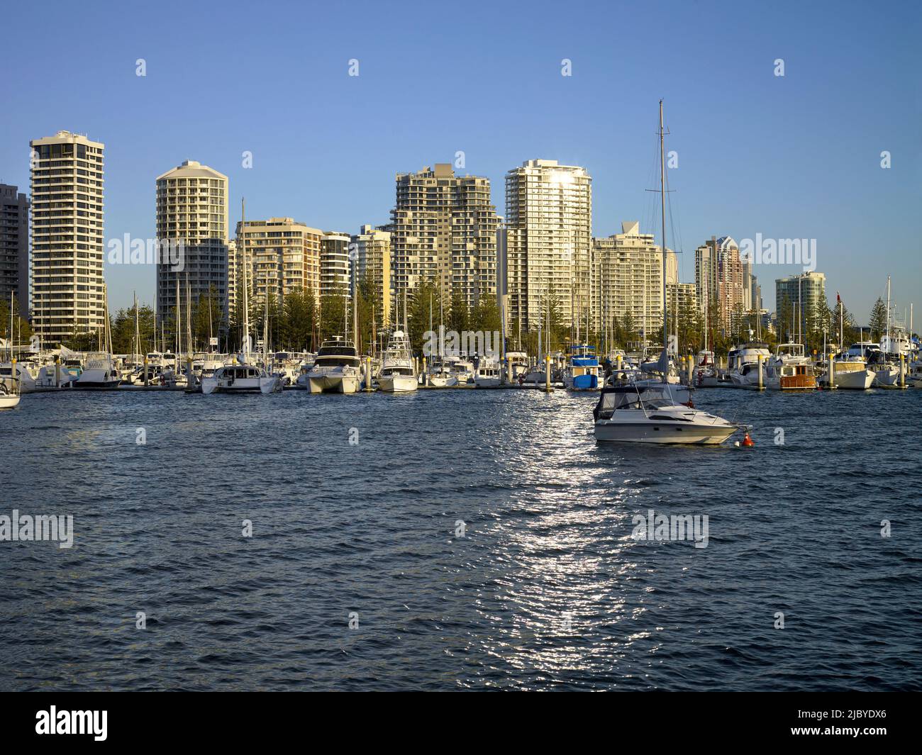 Blick von Marina Mirage über das Breitwasser auf festfahrende Boote und Hochhäuser in Southport Stockfoto