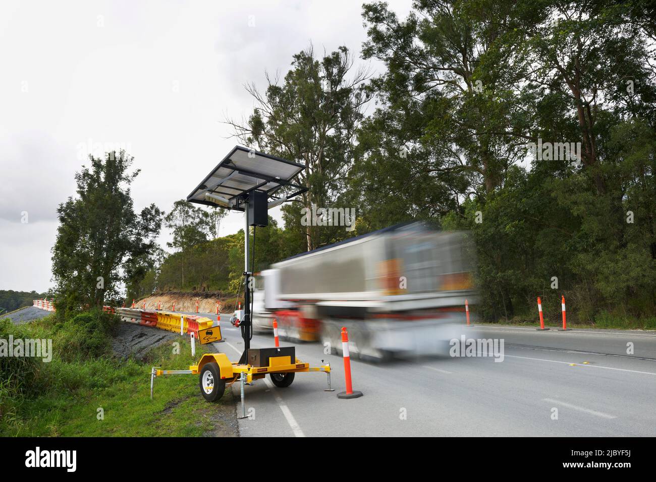 Mobiles Solarpower-Panel auf dem Ständer, das zur vorübergehenden Ampelanlage für Straßenbauarbeiten und zur Verkehrskontrolle verwendet wird Stockfoto