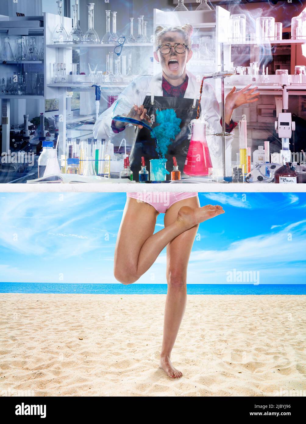 Geteilter Bildschirm der wütende Wissenschaftler und Yoga Pose am Strand Stockfoto