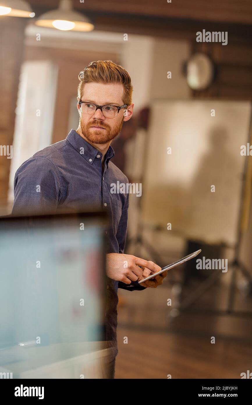 Kaukasische Geschäftsmann mit digital-Tablette in office Stockfoto