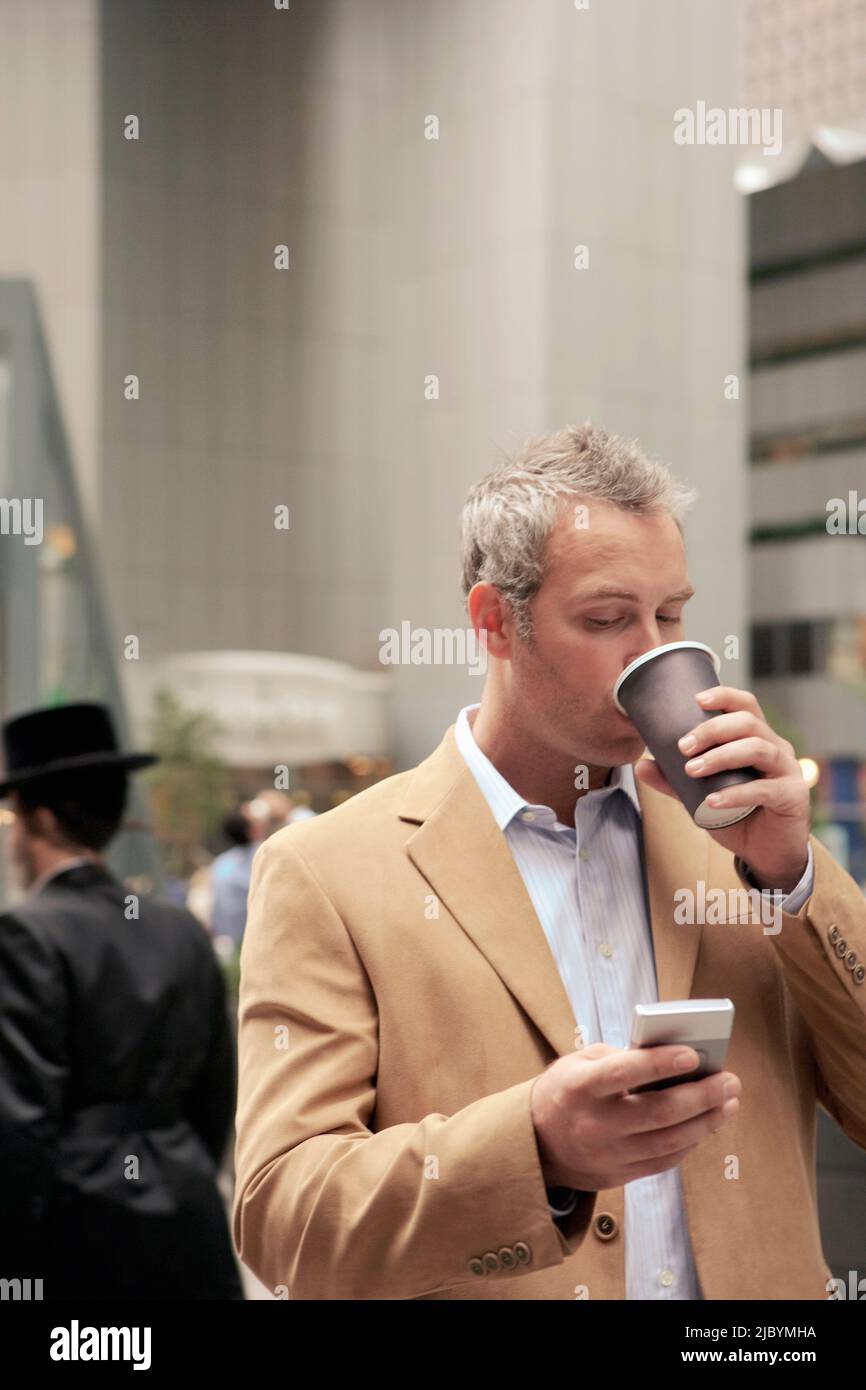 Kaukasische Geschäftsmann trinken Kaffee im freien Stockfoto