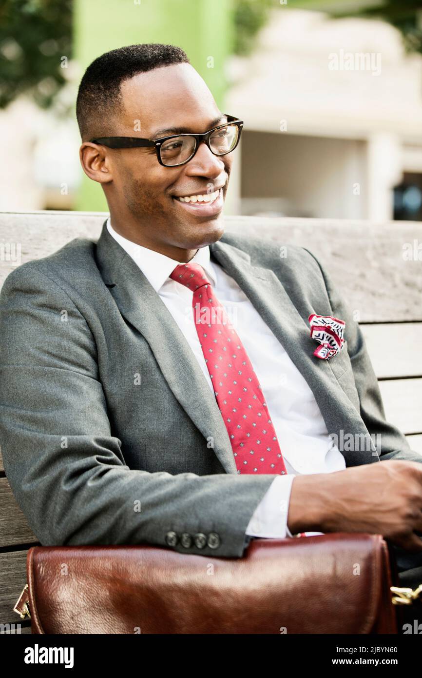 Schwarze Geschäftsmann auf Parkbank sitzen Stockfoto