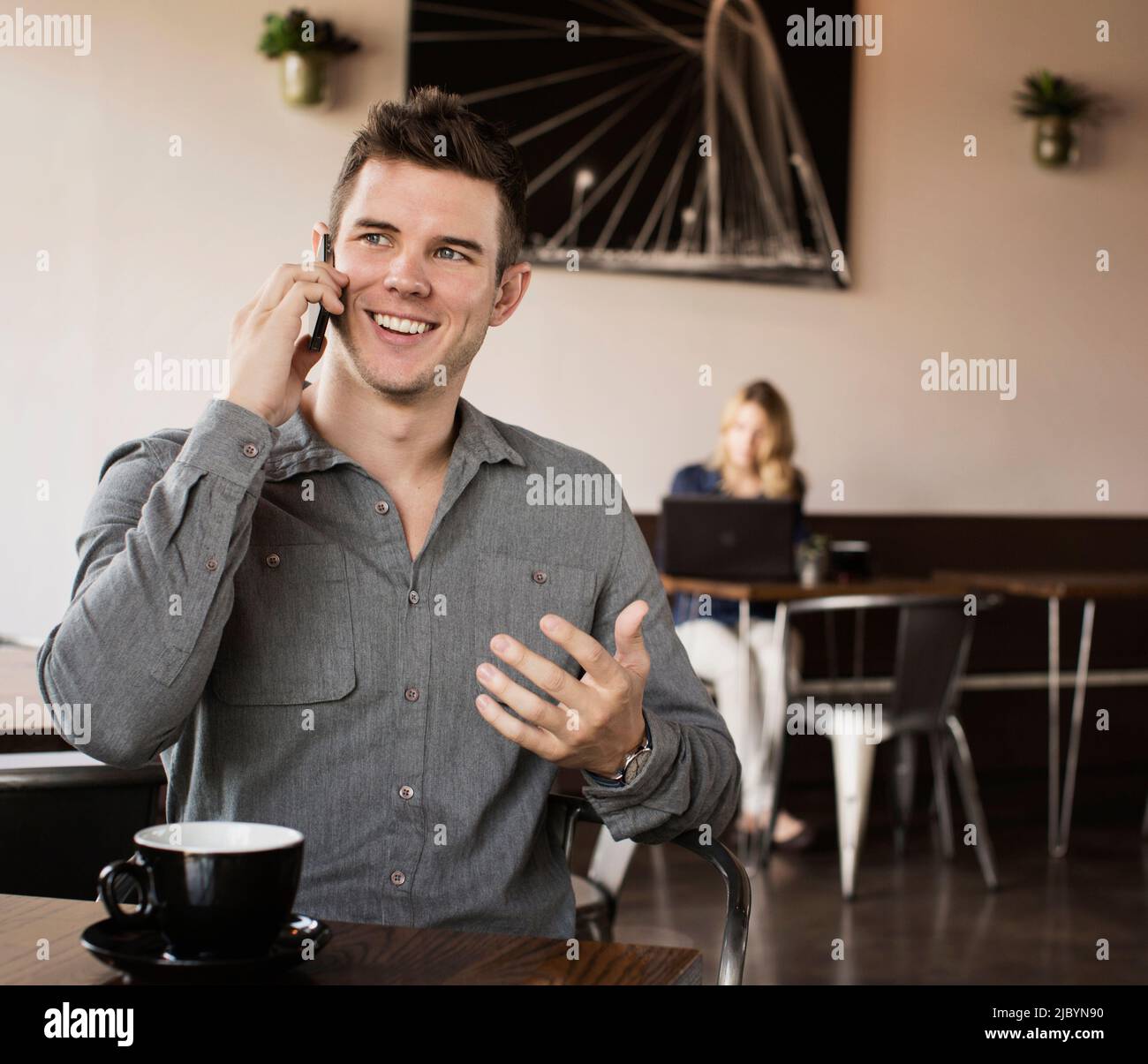 Kaukasischen Mann reden über Handy im café Stockfoto