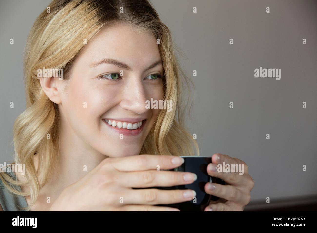 Kaukasische Frau trinkt Kaffee Stockfoto