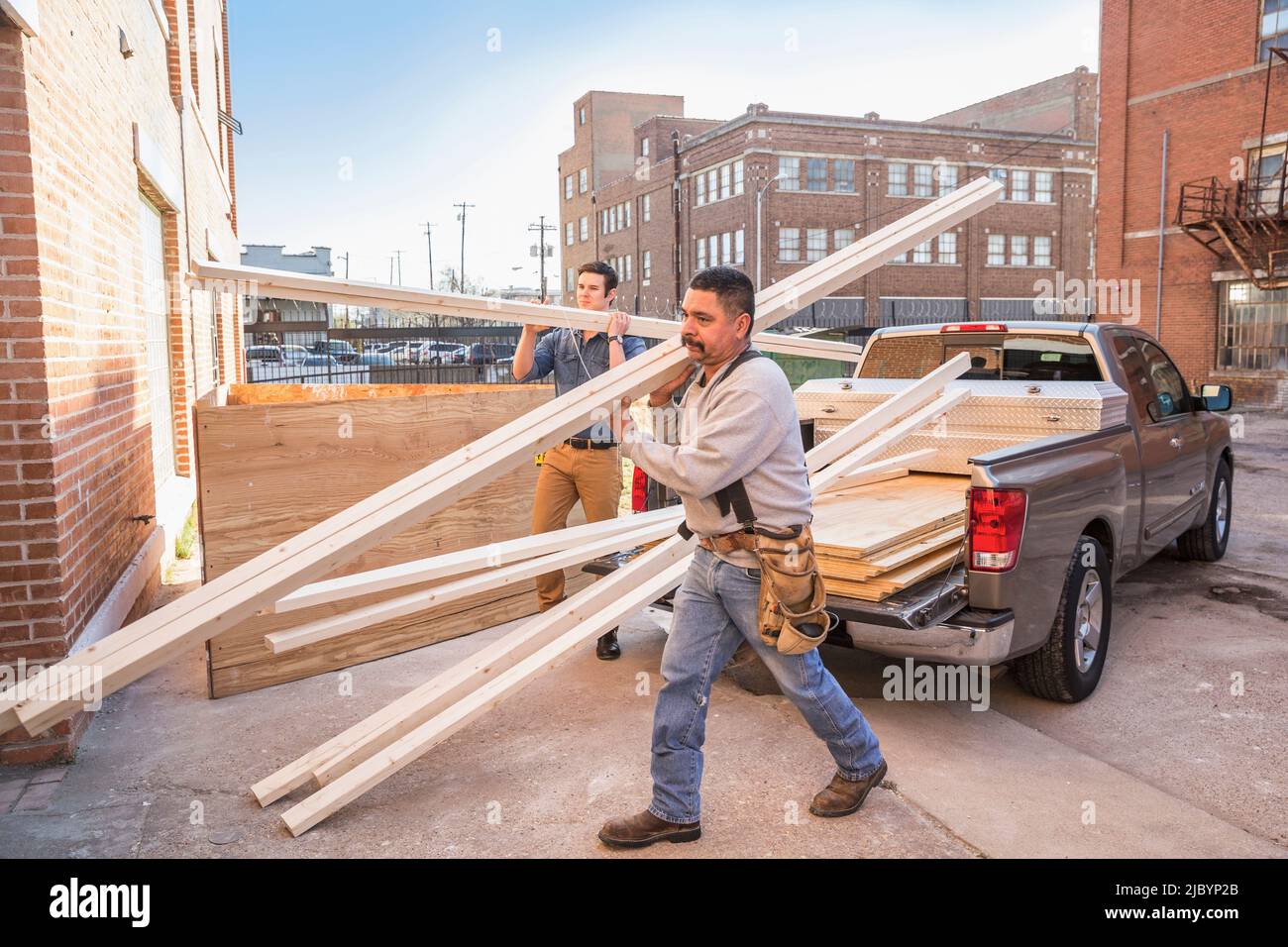 Arbeitnehmer, die mit Holz auf Baustelle Stockfoto