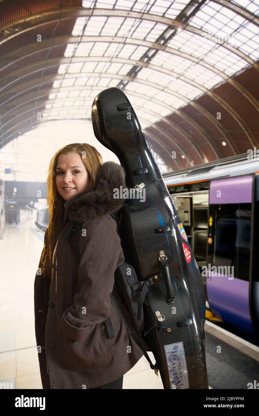 Musiker, Cello Koffer im Bahnhof Stockfoto