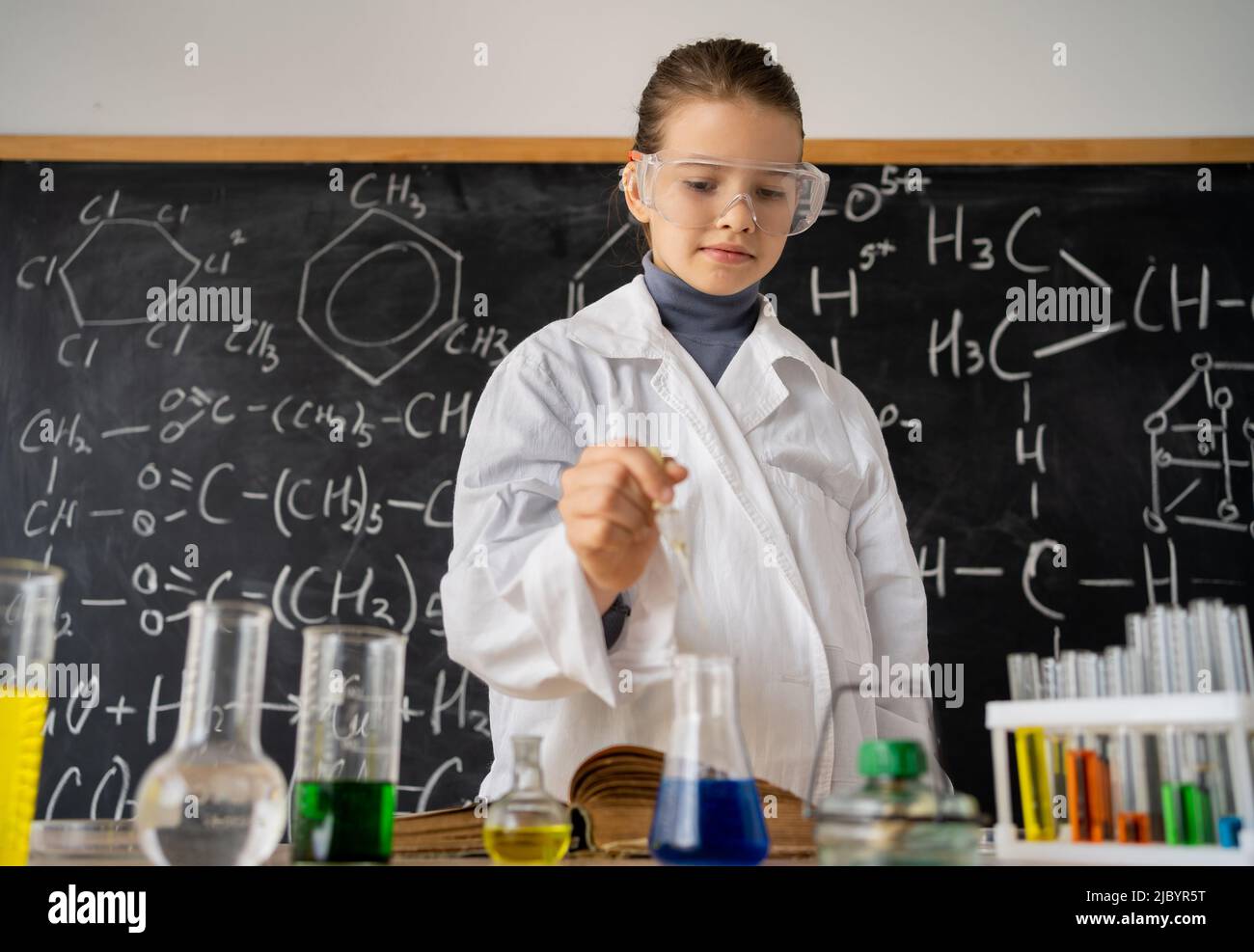 Studentin, die chemische Experimente im Schülerlabor durchführt, wissenschaftliche Erfahrung im Chemieunterricht für Schüler, Bildung und Wissenschaft Stockfoto