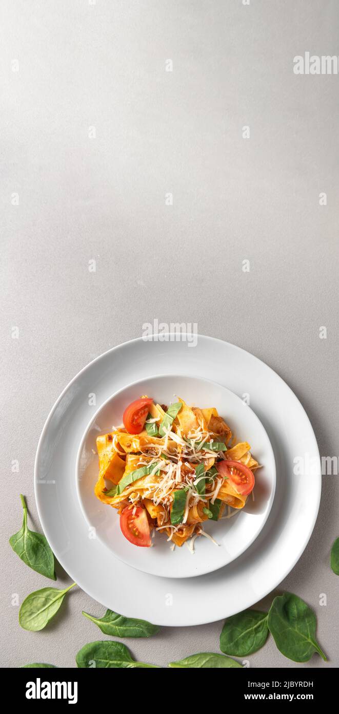 Ragu Bolognese, italienische Hackfleischsauce mit Spaghetti-Pasta und Parmesankäse auf Gabel. Vertikales Bild. Pappardelle mit Ragout-Sauce aus Rindfleisch Stockfoto