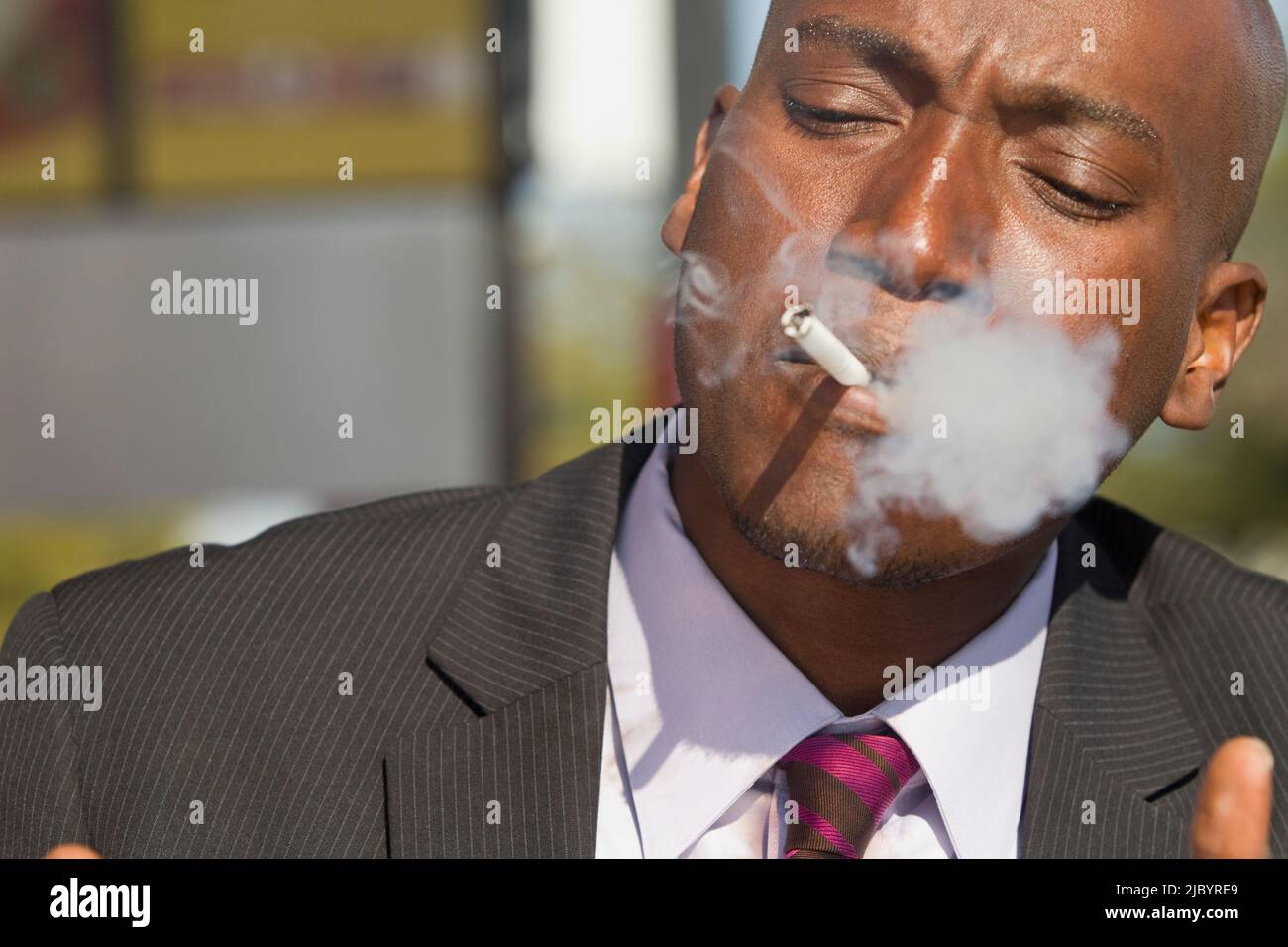 Afrikanische amerikanische Geschäftsmann Rauchen Zigarette Stockfoto