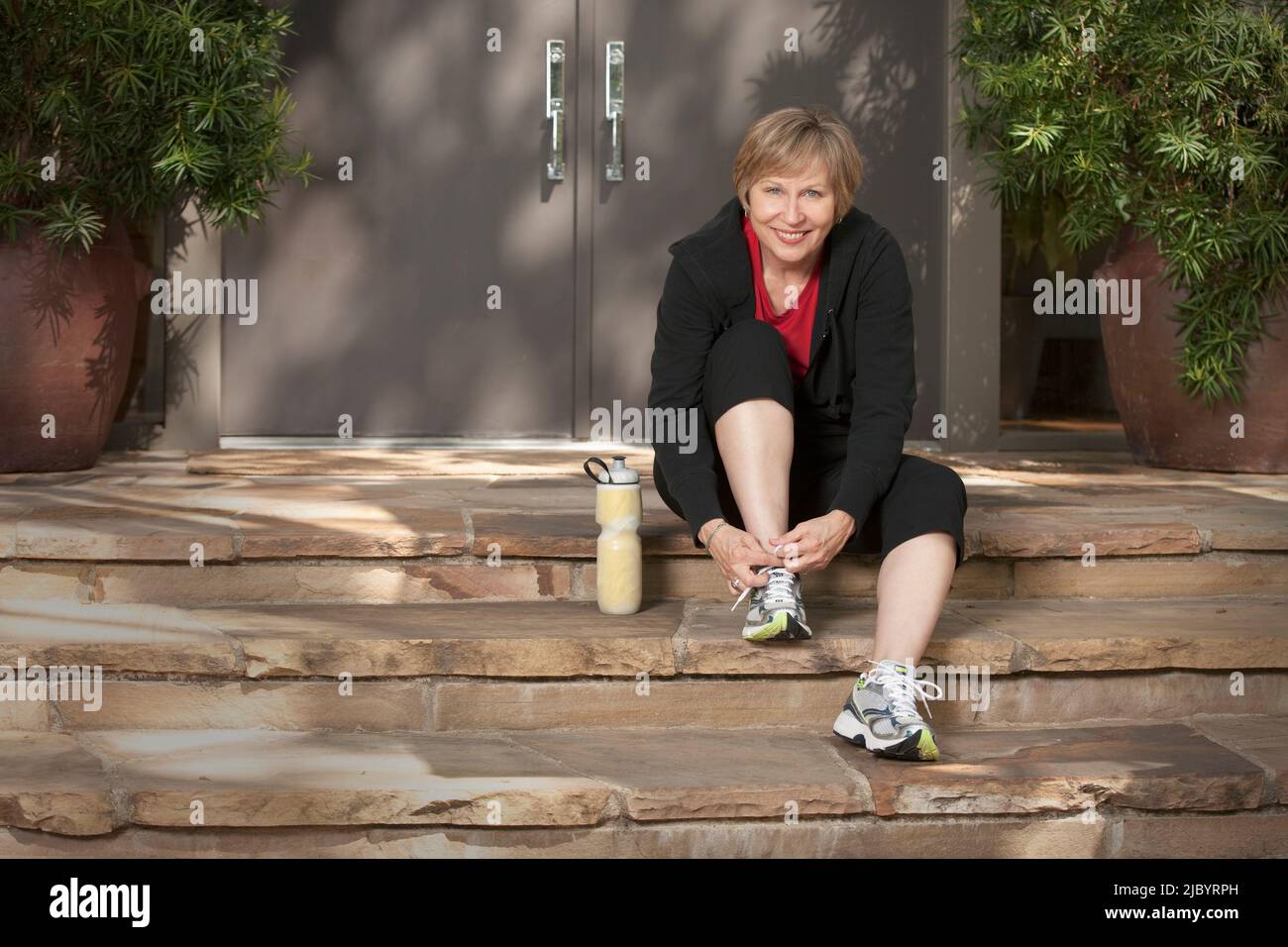 Frau binden Sportschuhe vor dem Training Stockfoto