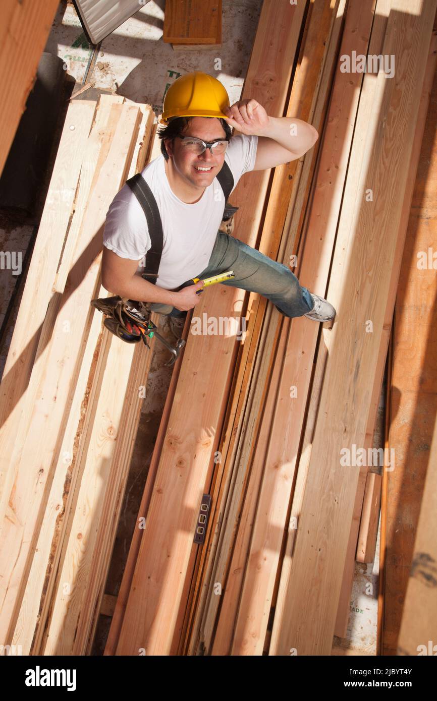 Gemischte Rassen Bauarbeiter stehend auf Holz Stockfoto