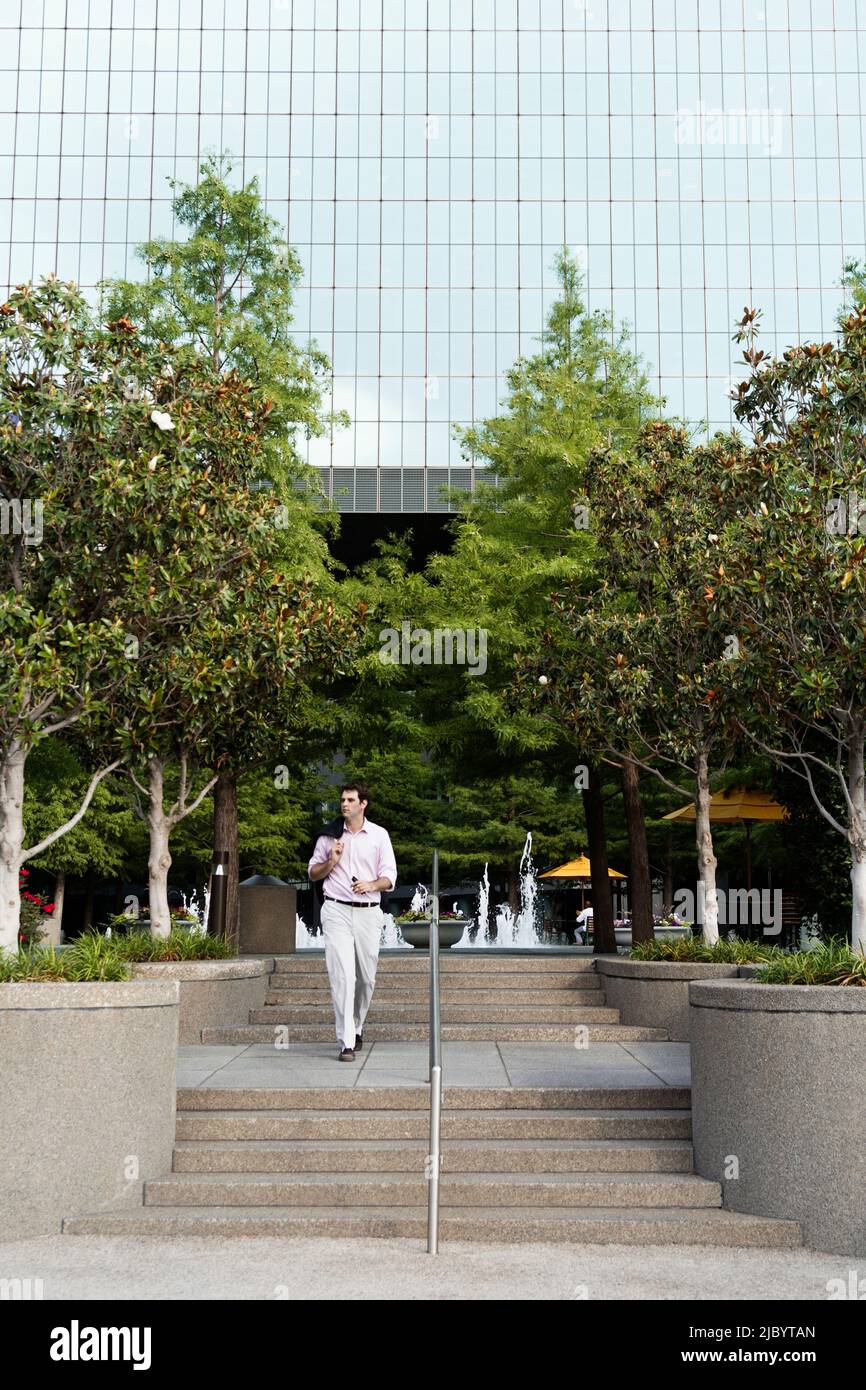 Kaukasische Geschäftsmann Wandern in Hof Stockfoto