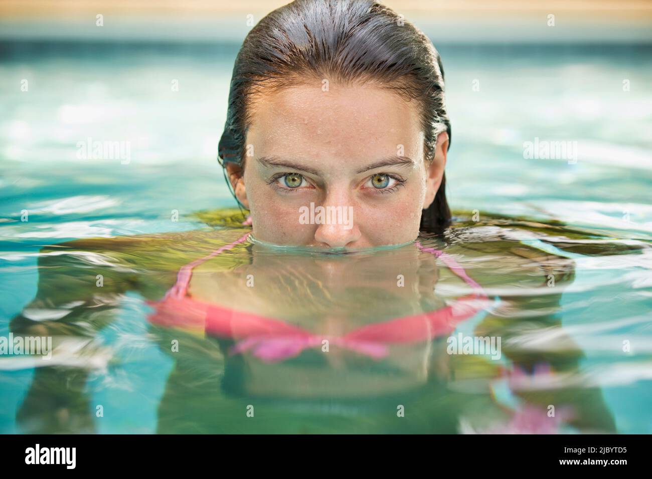 Frau, Schwimmen im pool Stockfoto