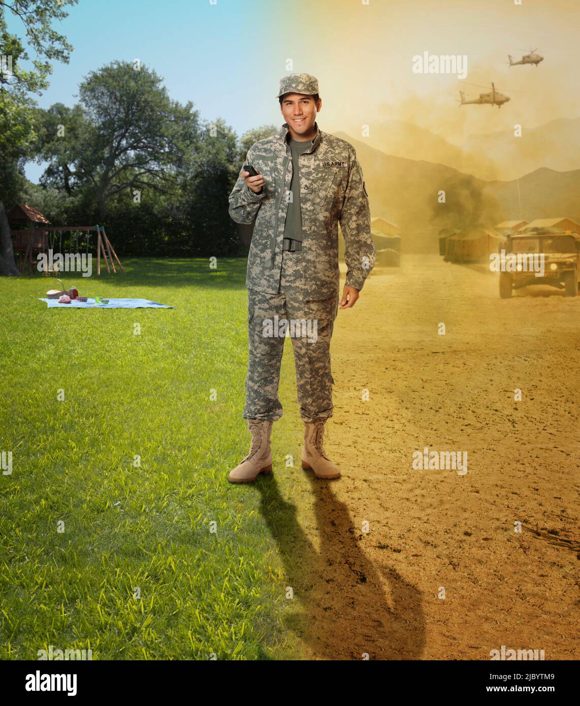 Hispanic Soldaten stehen zu Hause und im Kriegsgebiet Stockfoto