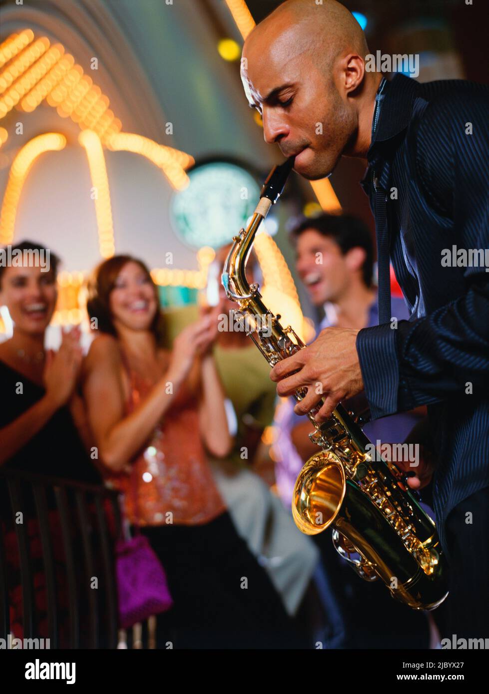 Man spielt Saxophon in Nachtclub Stockfoto