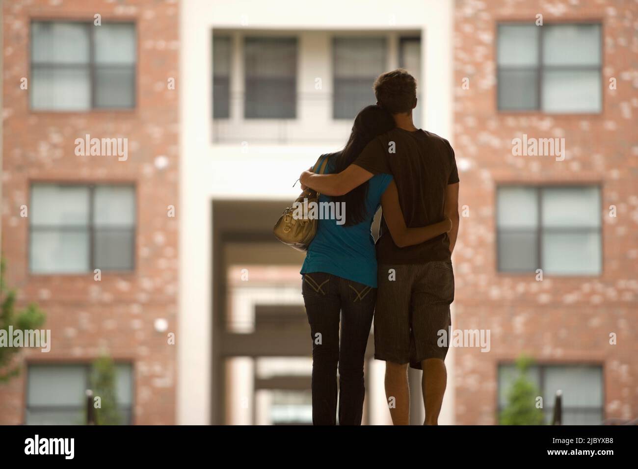 Rückansicht des paar umarmt im freien Stockfoto