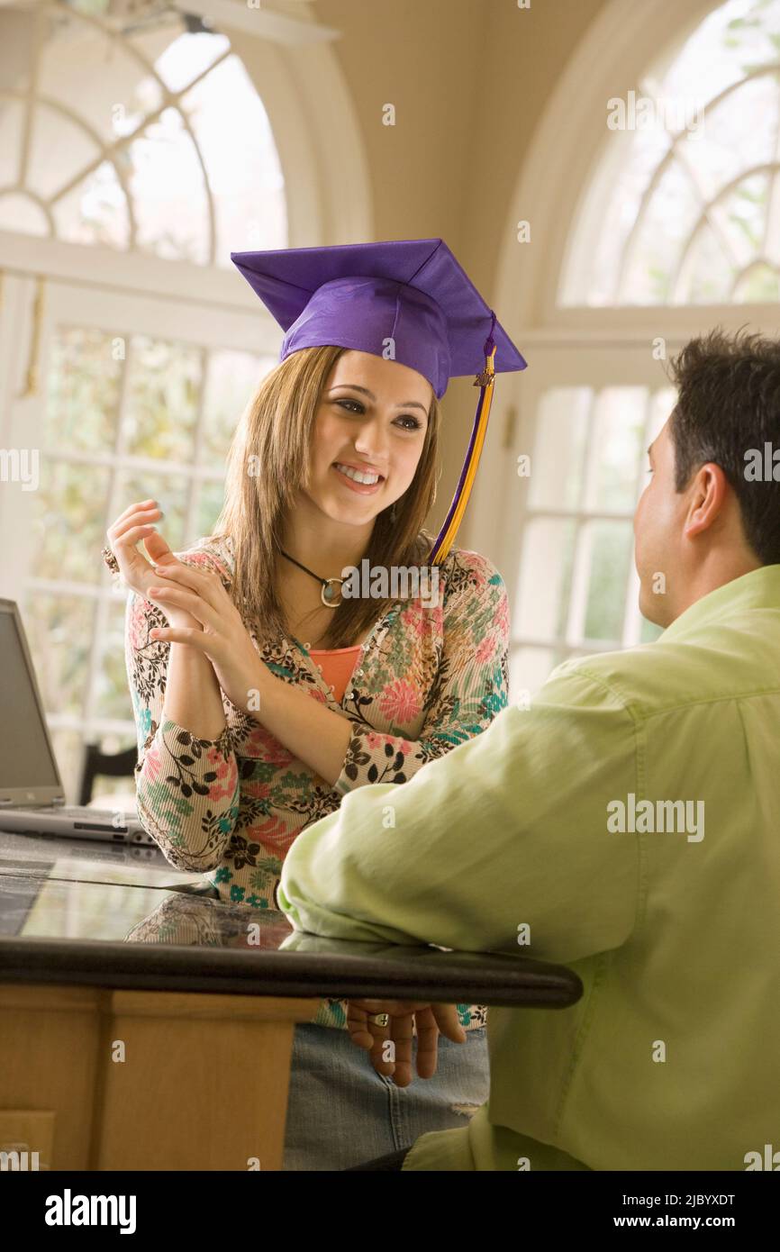Vater bewundernden Tochter Graduation cap Stockfoto