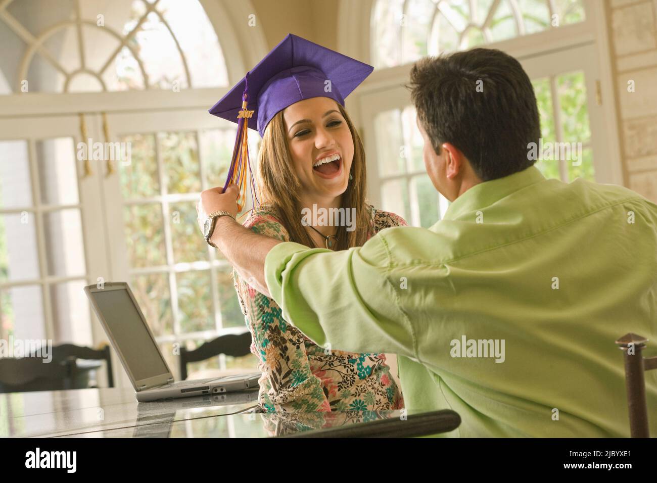 Vater bewundernden Tochter Graduation cap Stockfoto