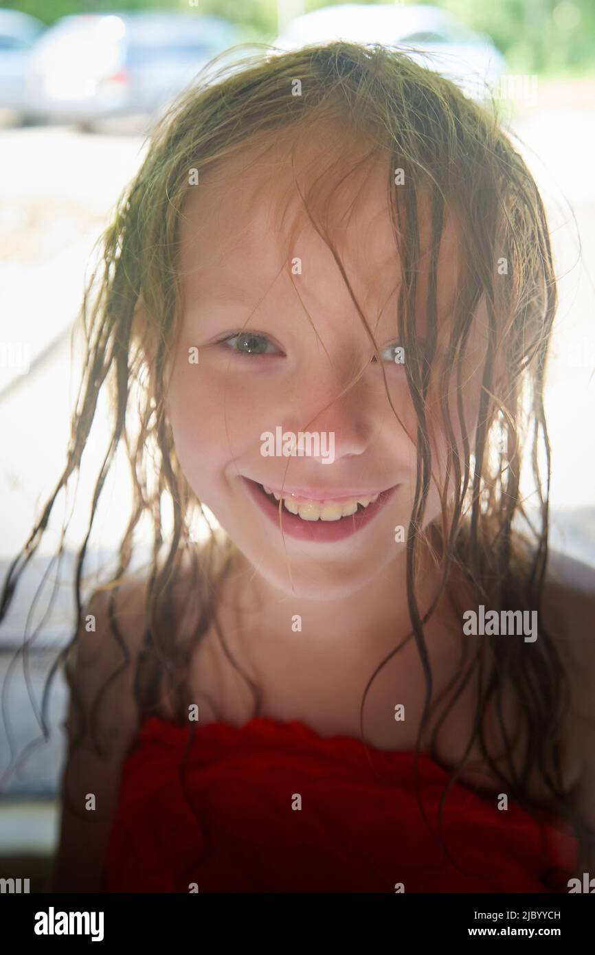 Happy lustige kleine blone Mädchen mit nassem Haar nach Regen in einem Sommer oder Frühlingstag Stockfoto