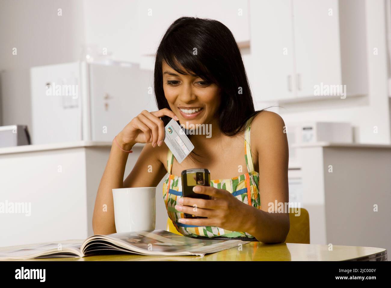 Indische Frau einkaufen aus Katalog Stockfoto