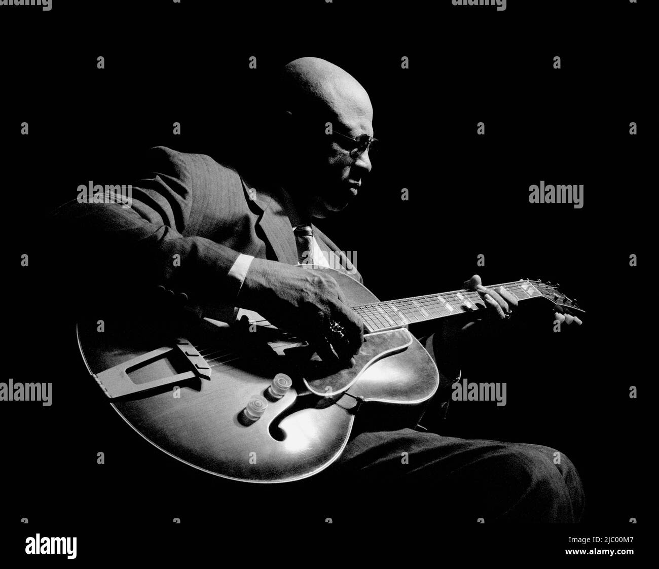 Afrikanische amerikanische Mann Gitarre spielen Stockfoto