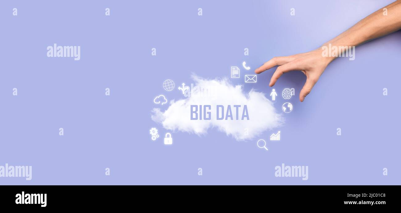 Geschäftsmann hält die Inschrift , Wort BIG DATA . Vorhängeschloss, Gehirn, Mann, Planet, Graph, Lupe, Zahnräder, Symbol für Cloud, Grid, Dokument, Brief, Telefon Stockfoto